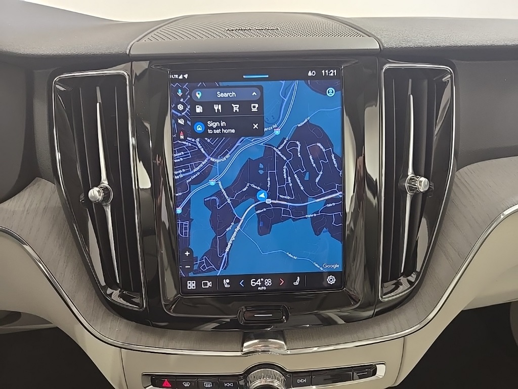 2025 Volvo XC60 B5 Plus photo 17