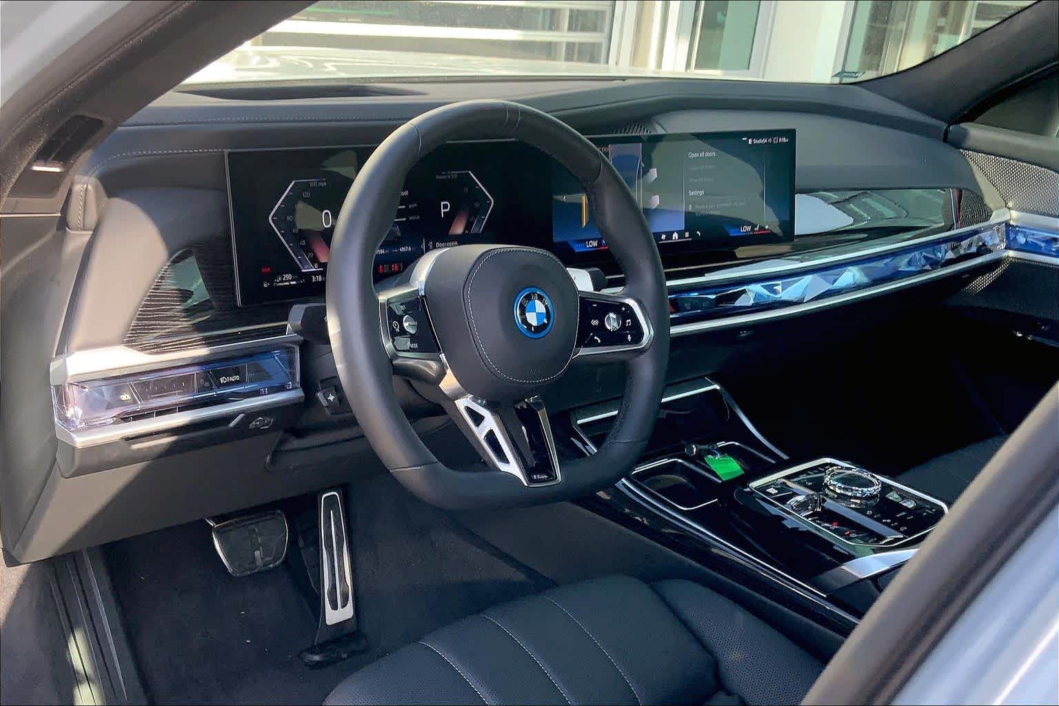 2025 BMW 7 Series 750e - Photo 17
