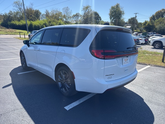 2026 Chrysler Pacifica photo 4