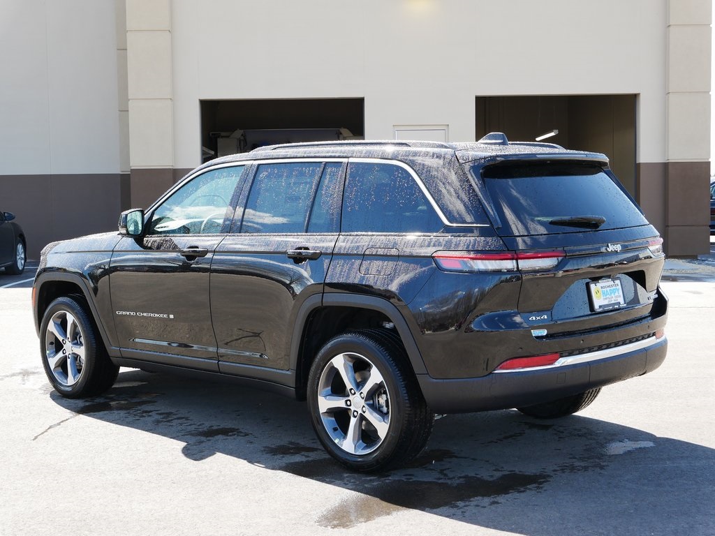 2025 Jeep Grand Cherokee Limited photo 3