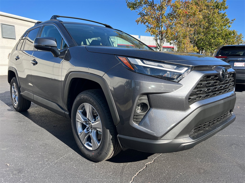 2025 Toyota RAV4 XLE's photo