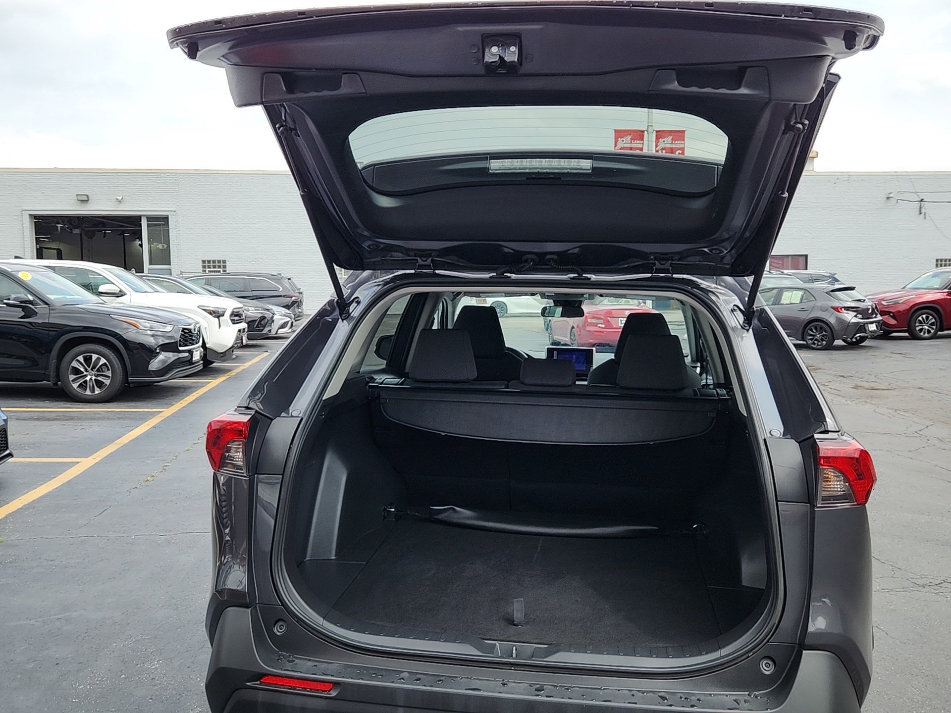 2025 Toyota RAV4 XLE photo 25