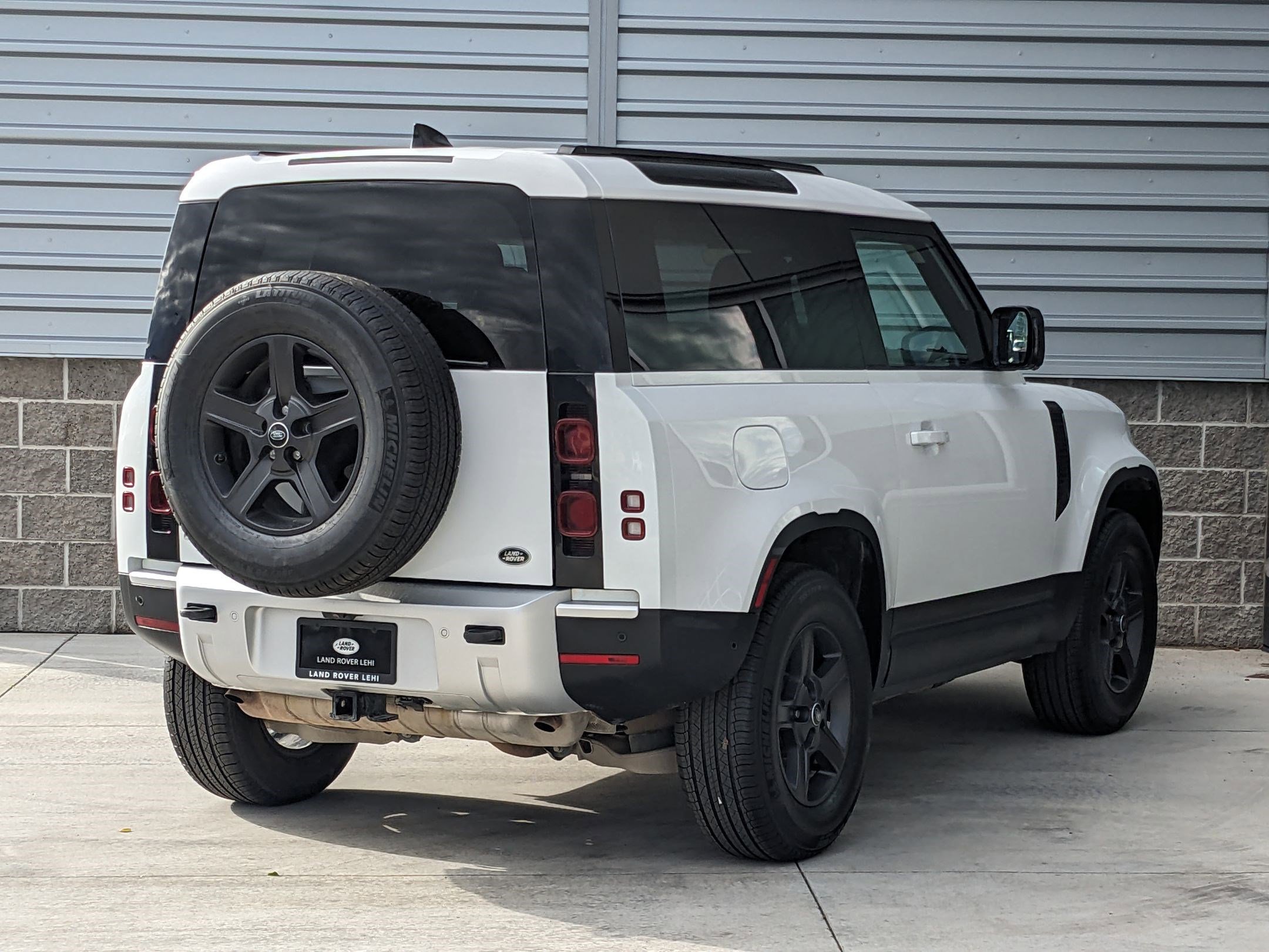 2023 Land Rover Defender 90 S photo 3