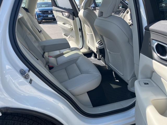 2025 Volvo XC60 B5 photo 17