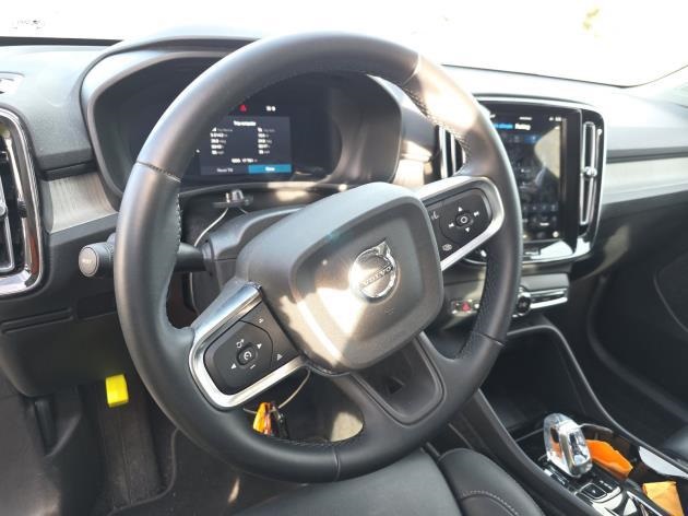 2025 Volvo XC40 Plus photo 4