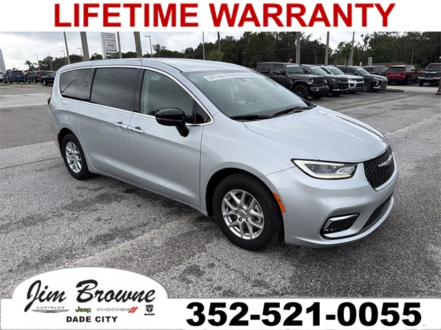 2024 Chrysler Pacifica Touring L's photo