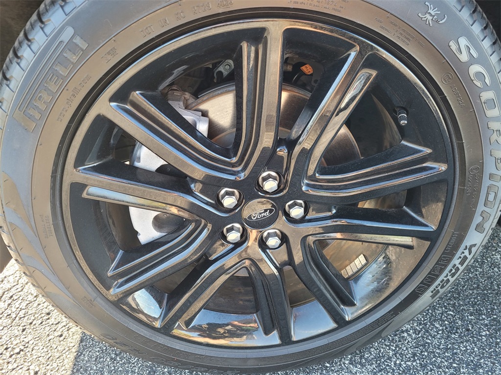 2024 Ford Edge ST photo 9