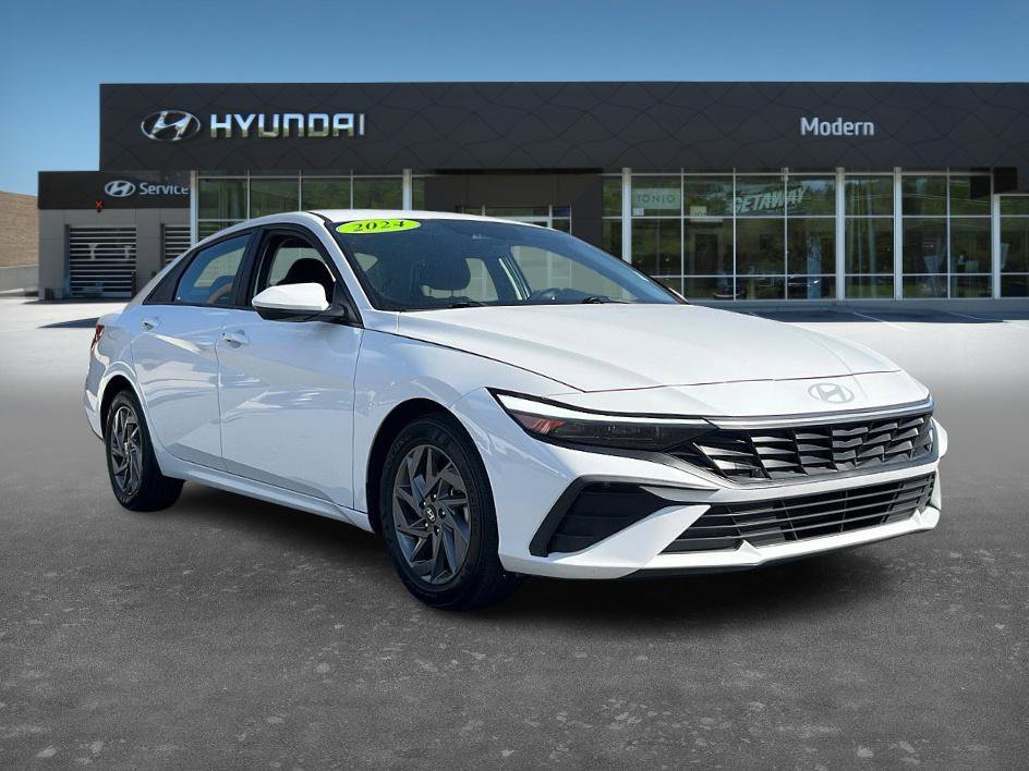 2024 Hyundai Elantra SEL photo 3