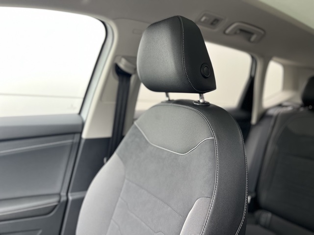 2025 Volkswagen Taos SE photo 38