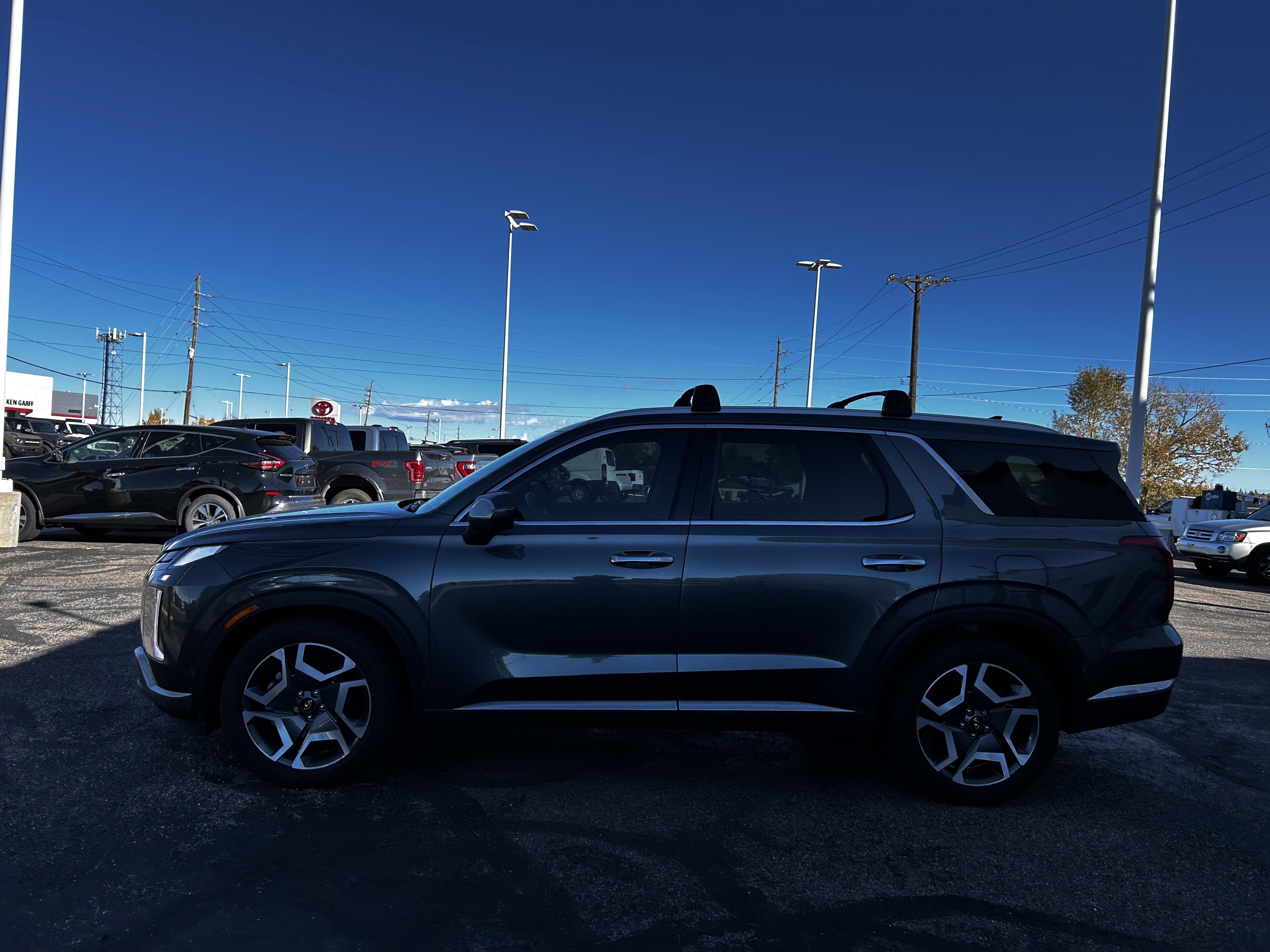 2024 Hyundai Palisade Limited photo 2