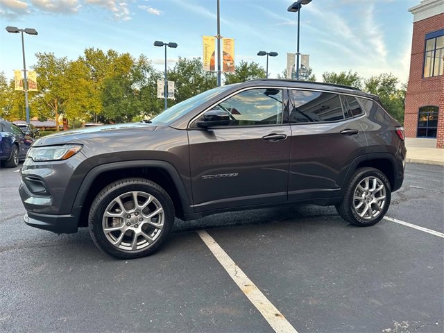 2022 Jeep Compass Latitude Lux photo 2