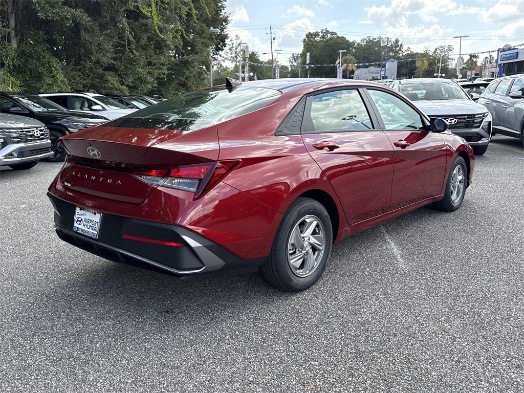 2025 Hyundai Elantra SE photo 3