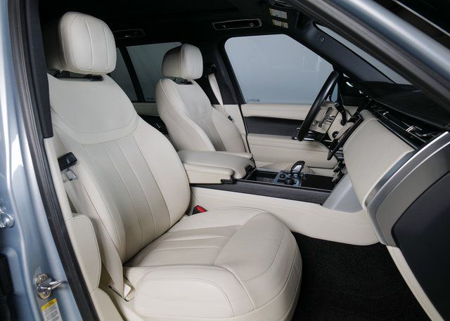 2023 Land Rover Range Rover SE photo 3