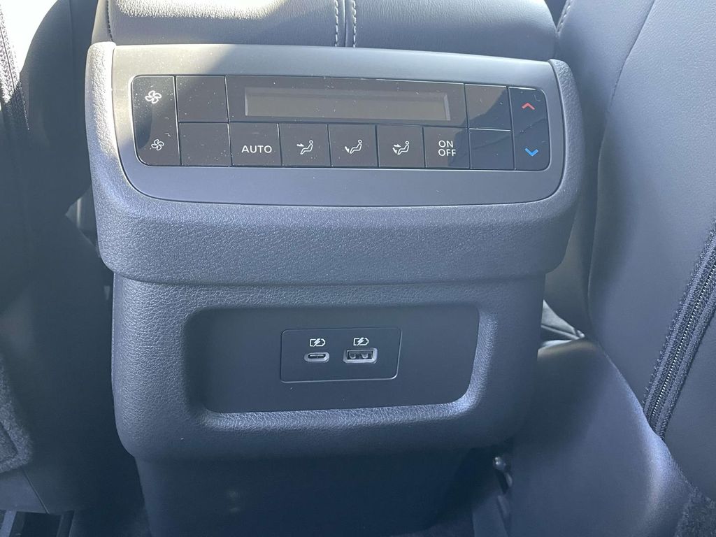 2025 Nissan Pathfinder SL photo 8