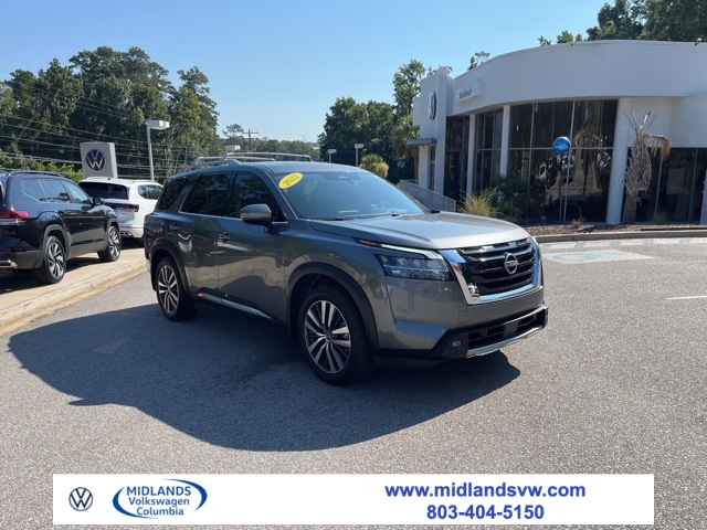 2022 Nissan Pathfinder Platinum's photo