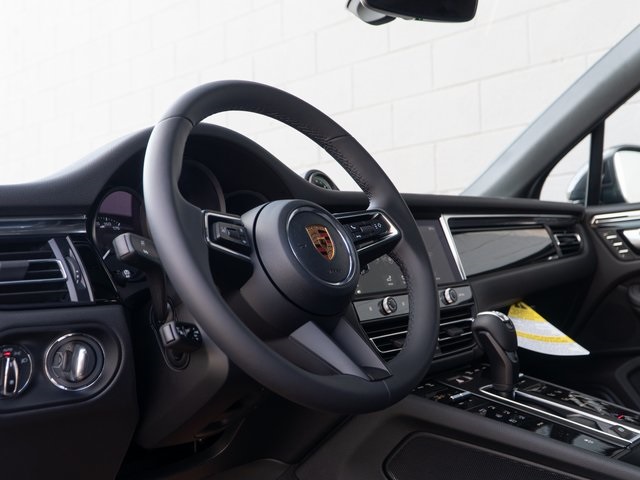 2026 Porsche Macan T photo 4