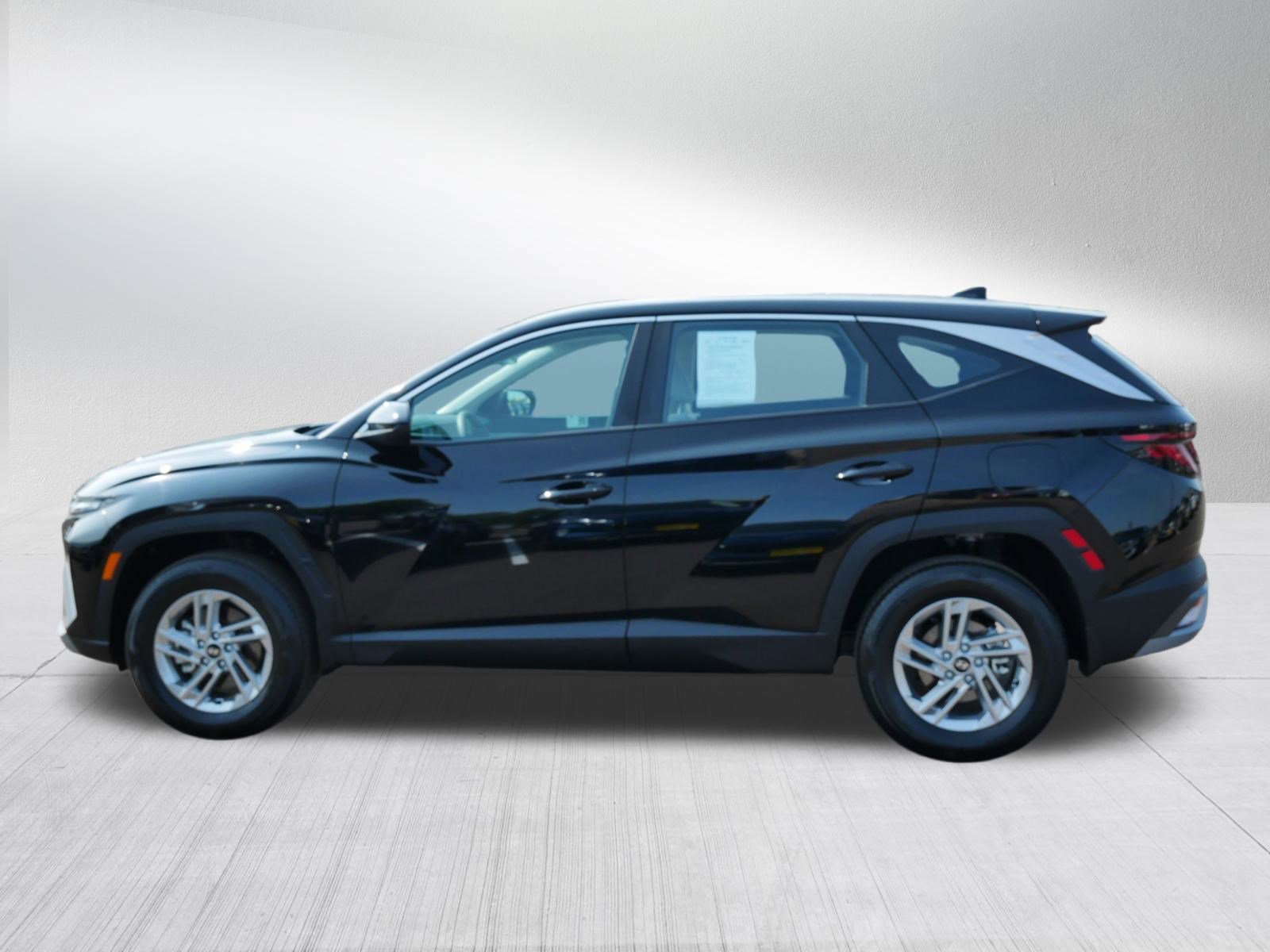 2025 Hyundai Tucson SE photo 3