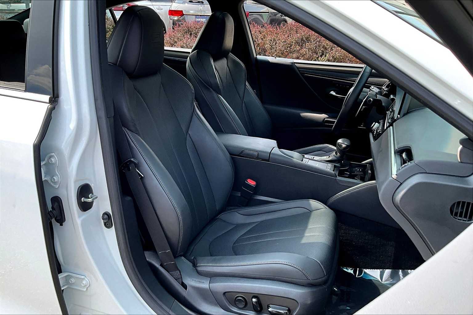 2022 Lexus ES F SPORT Handling photo 8