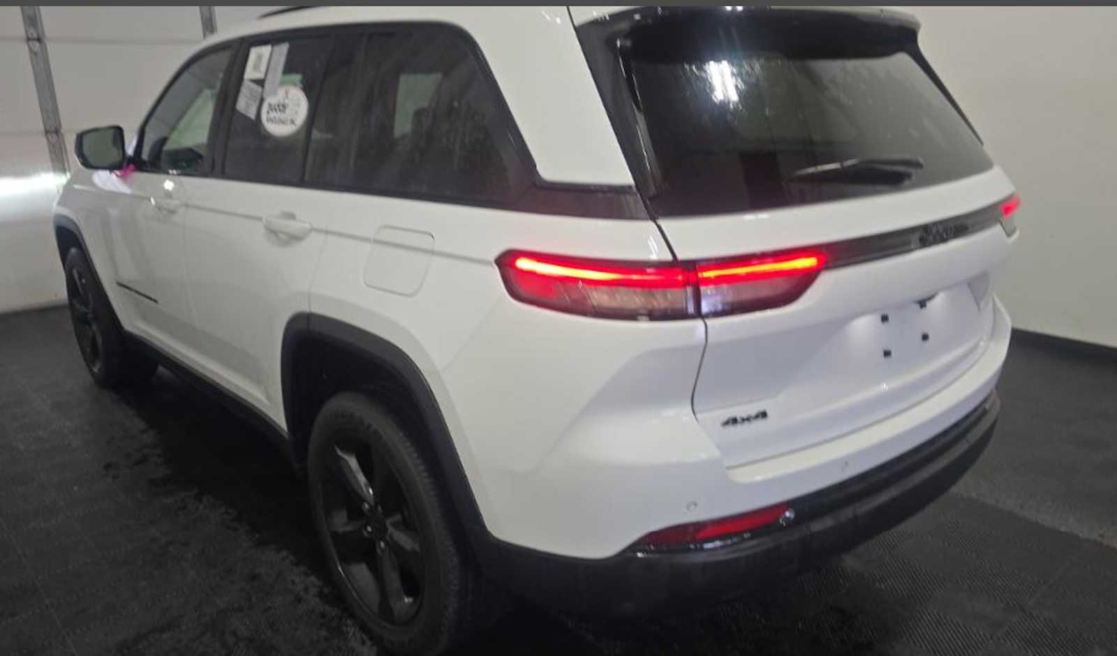 2022 Jeep Grand Cherokee Laredo photo 2