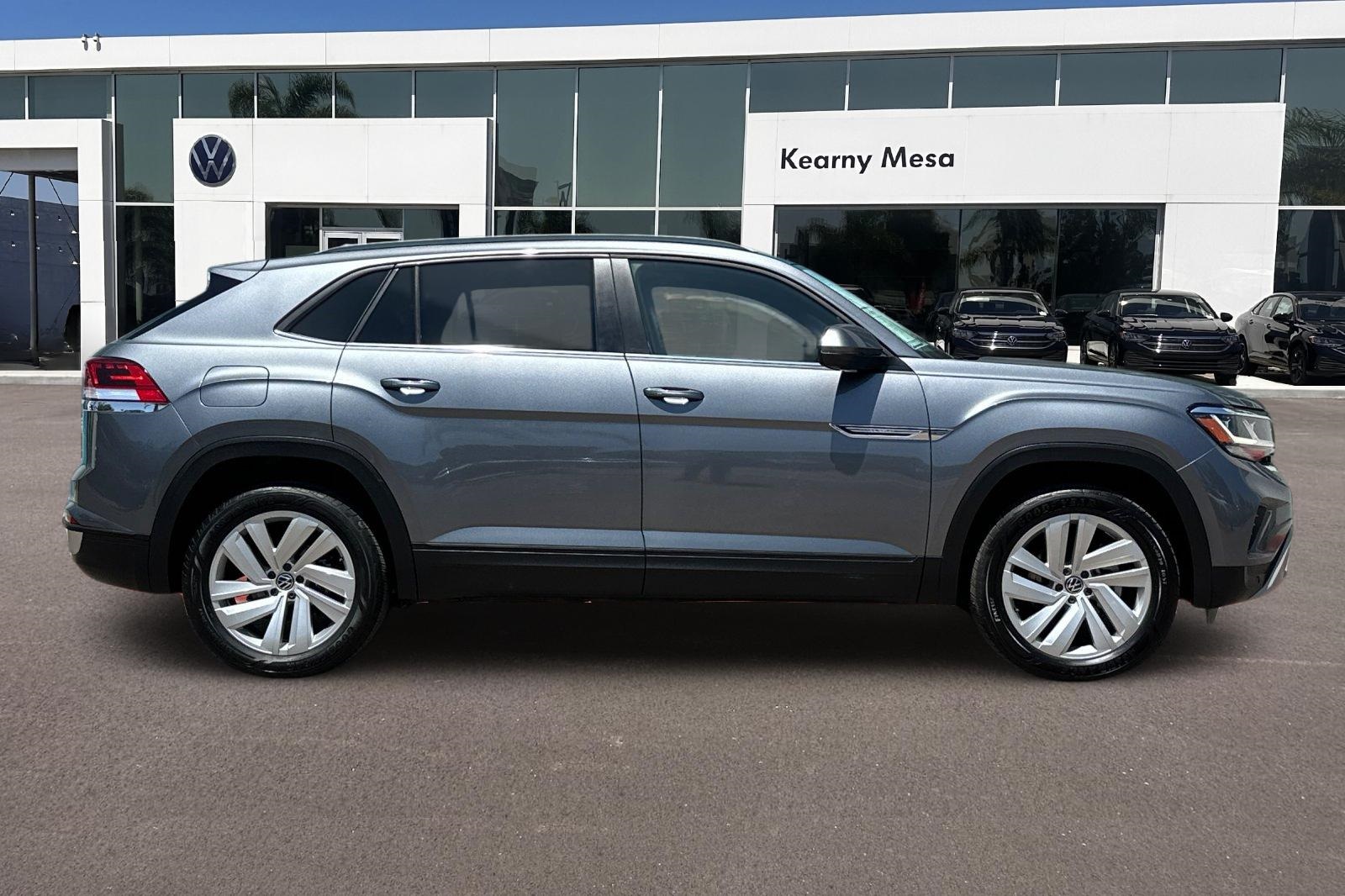 2022 Volkswagen Atlas Cross Sport V6 SE Technology photo 3