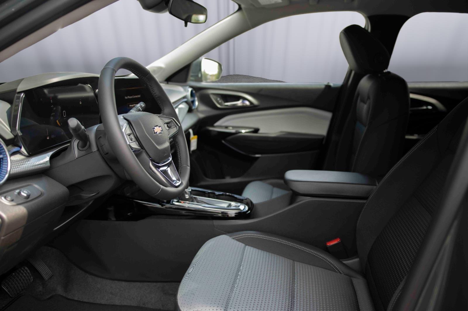 2025 Chevrolet Trax LT photo 11