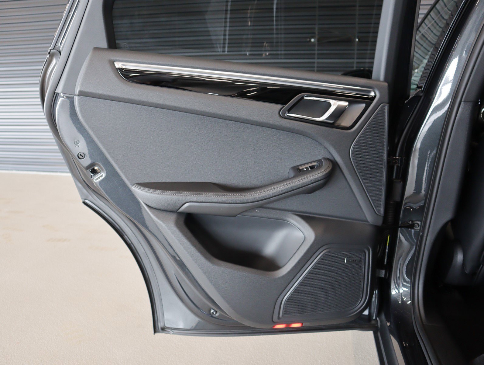 2025 Porsche Macan T photo 24