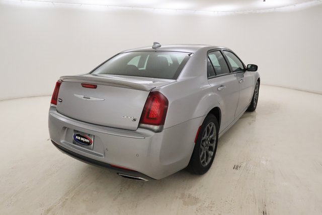 2018 Chrysler 300 photo 2