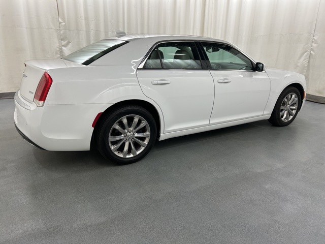 2018 Chrysler 300 Touring photo 4