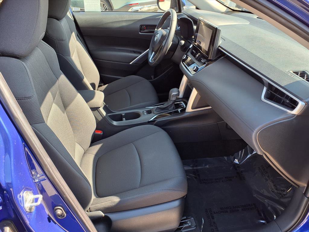 2023 Toyota Corolla Cross LE photo 3