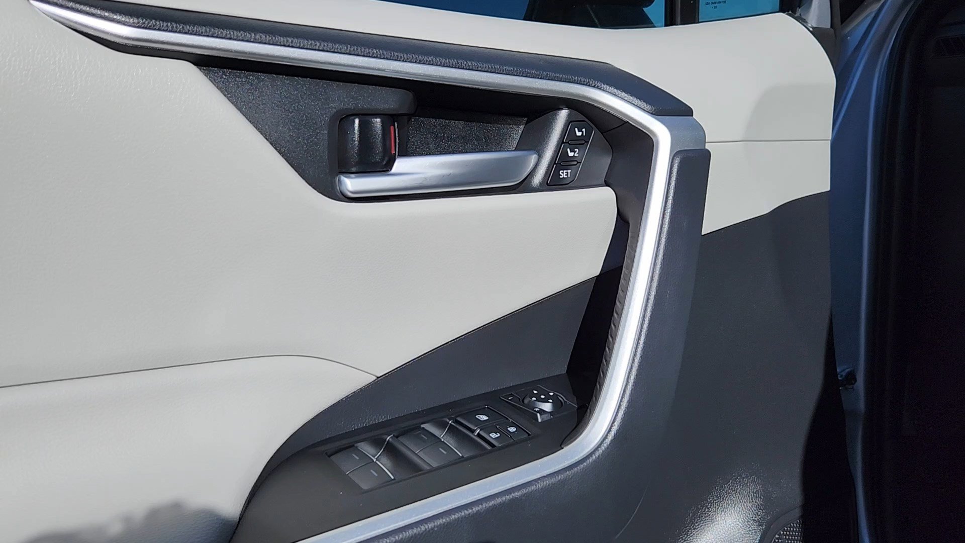 2023 Toyota RAV4 XLE Premium photo 7