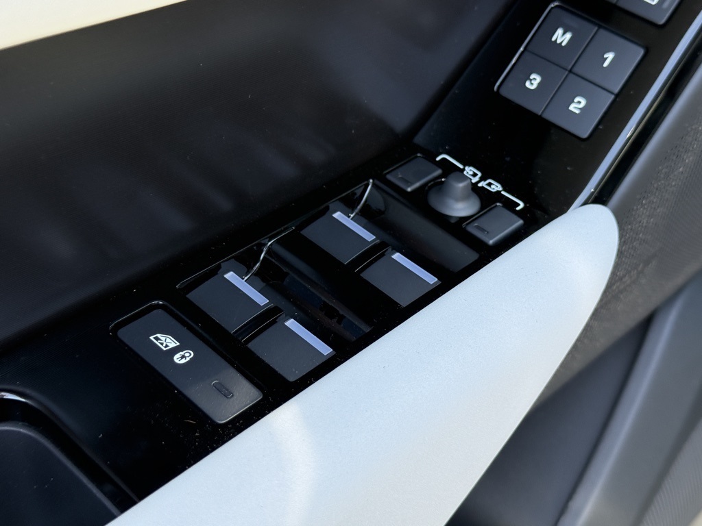 2026 Land Rover Range Rover Velar SE photo 8