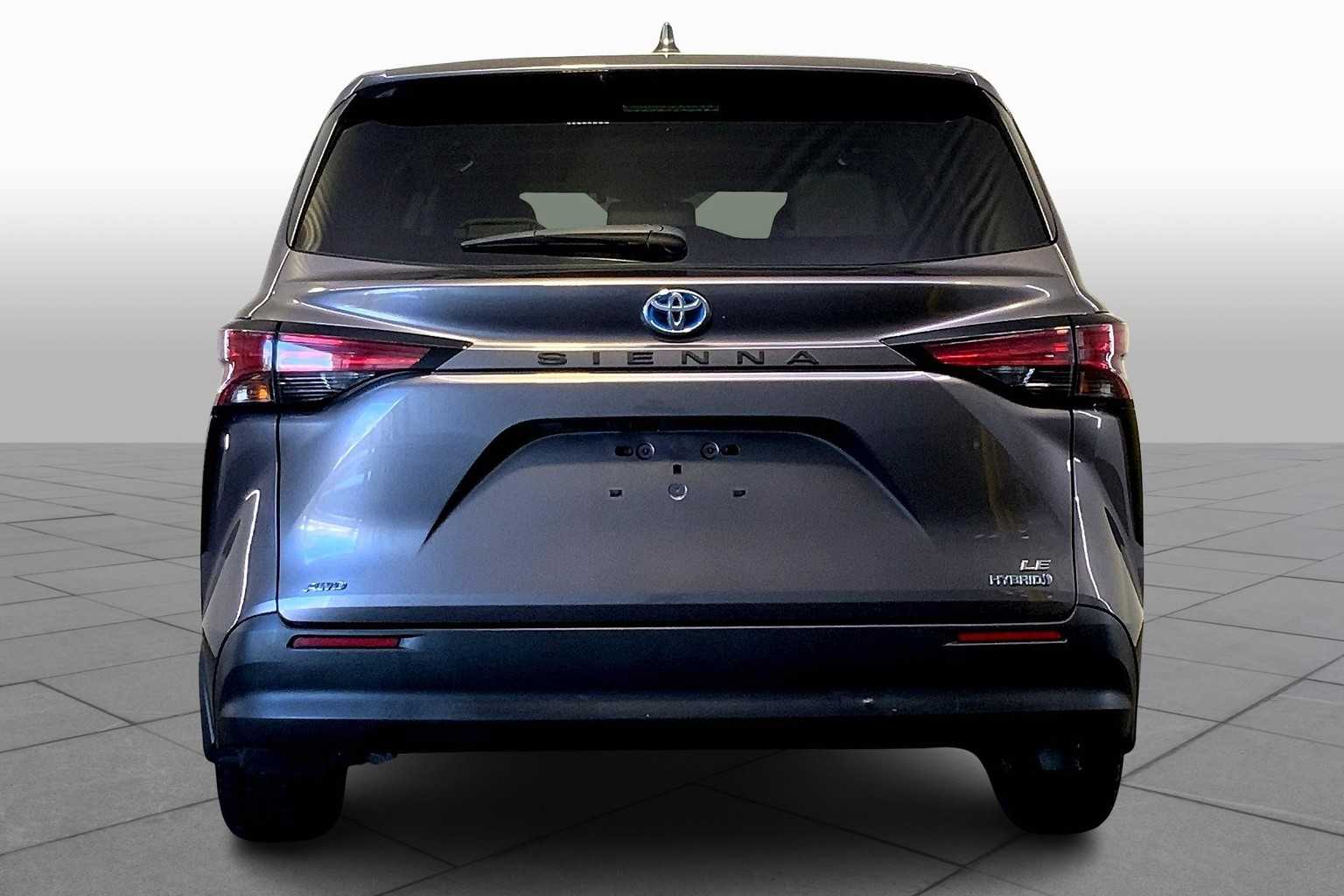 2021 Toyota Sienna LE photo 4