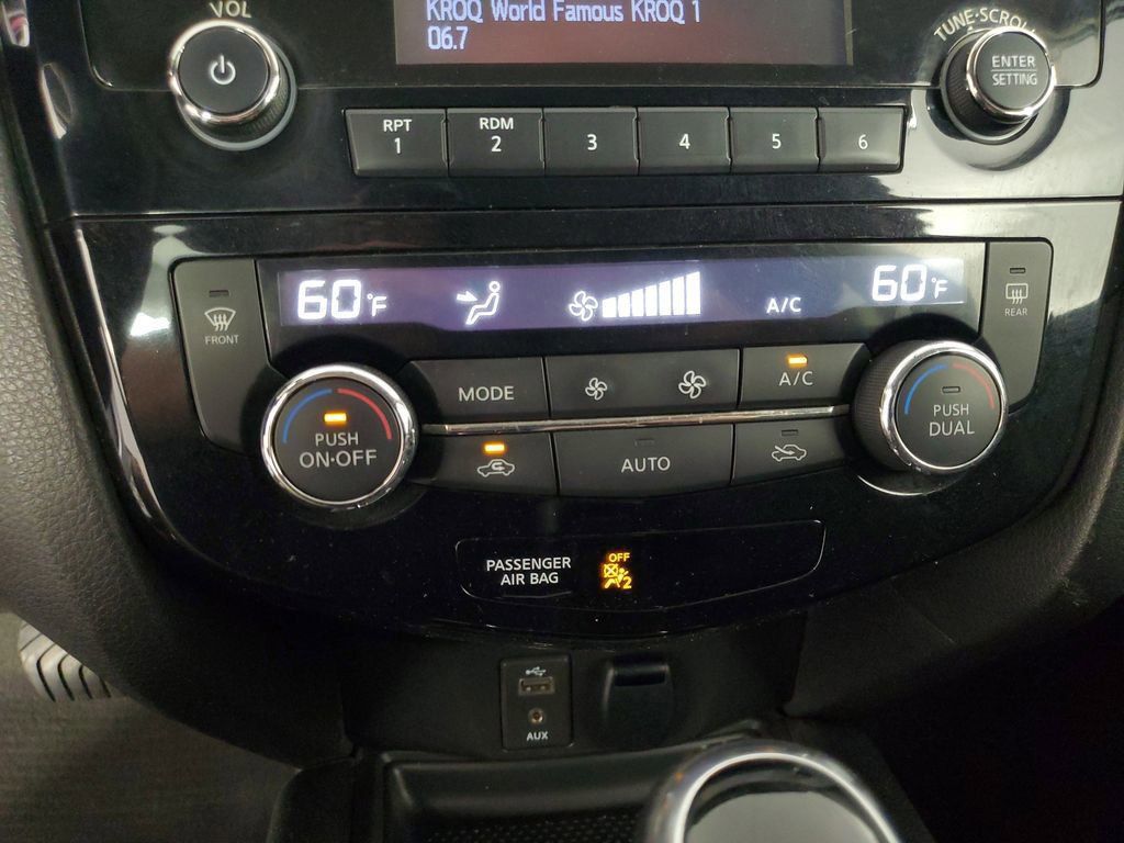 2017 Nissan Rogue SV photo 19