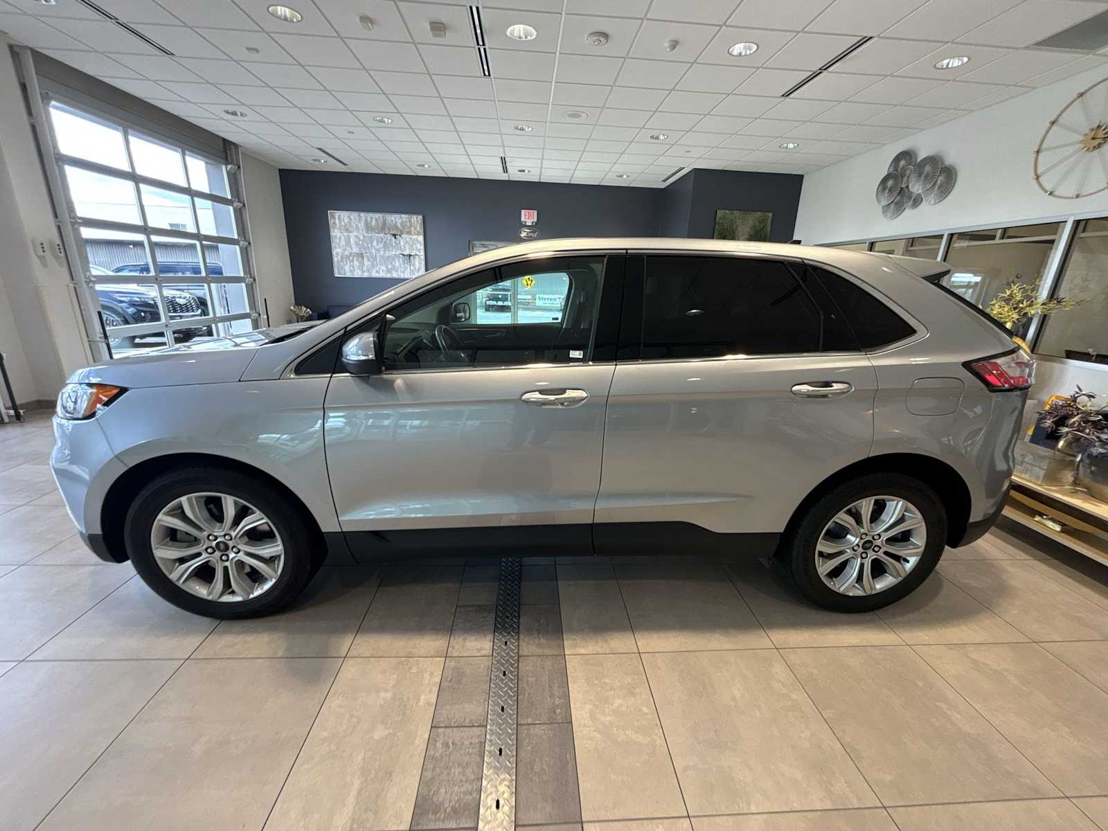 2024 Ford Edge Titanium photo 6