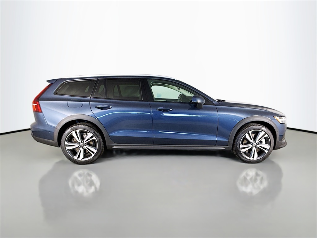 2026 Volvo V60 Cross Country B5 Plus photo 8