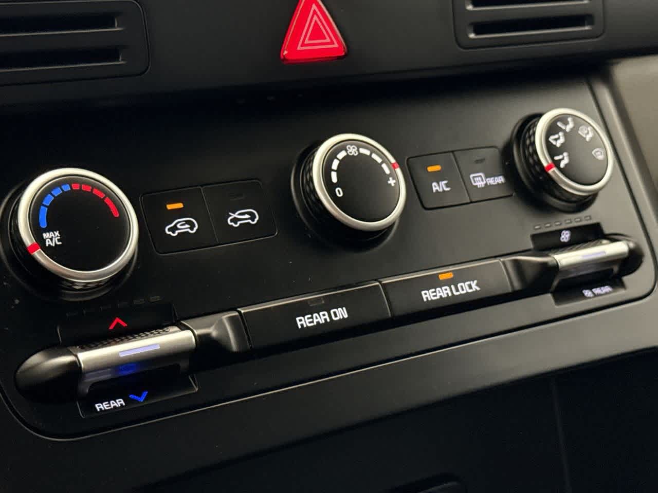 2024 Kia Carnival LX photo 18