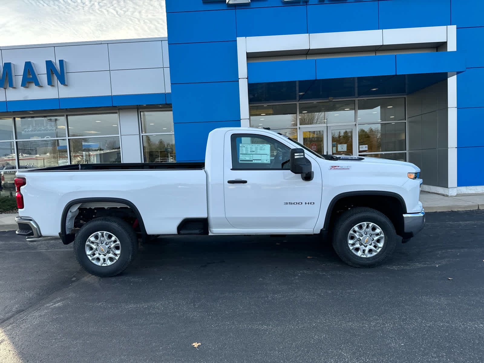 2025 Chevrolet Silverado 3500HD photo 3