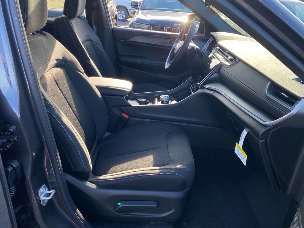 2025 Jeep Grand Cherokee Laredo X photo 15