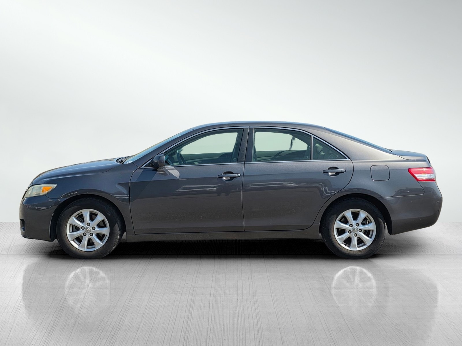 2011 Toyota Camry LE photo 2