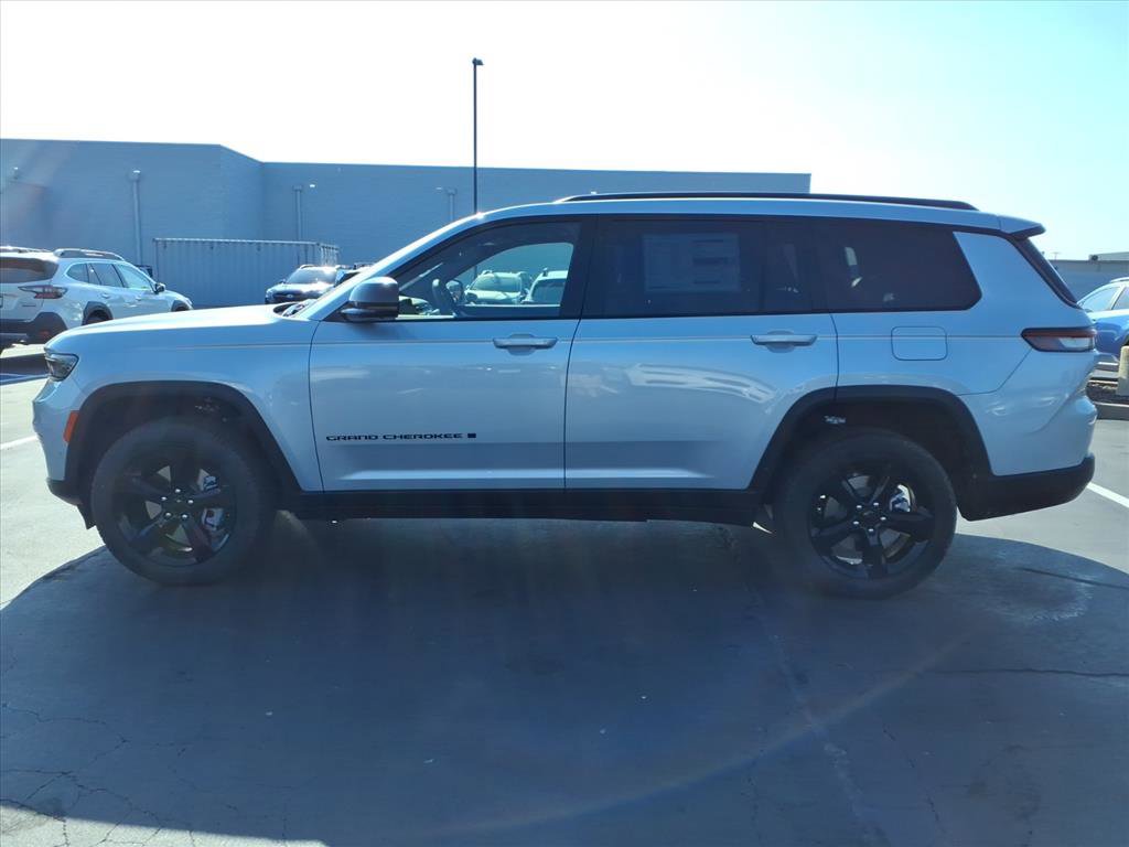 2025 Jeep Grand Cherokee Limited photo 3