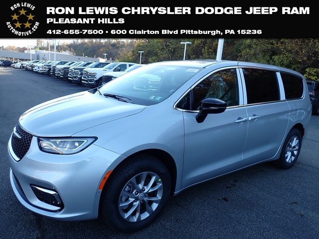 2026 Chrysler Pacifica Select's photo