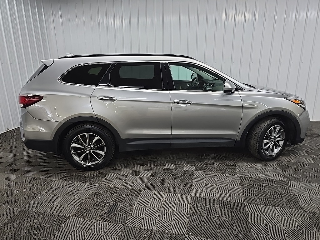 2017 Hyundai Santa Fe SE photo 2