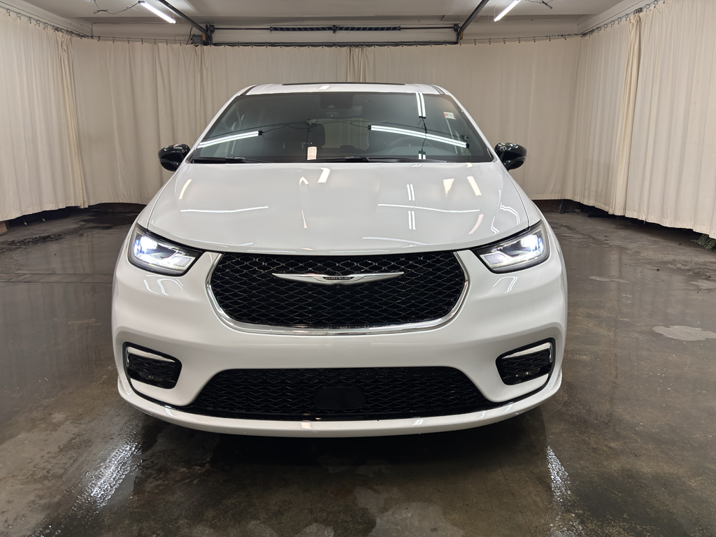 2026 Chrysler Pacifica photo 2