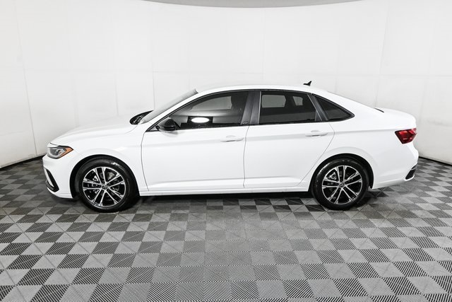 2025 Volkswagen Jetta 1.5T Sport photo 2
