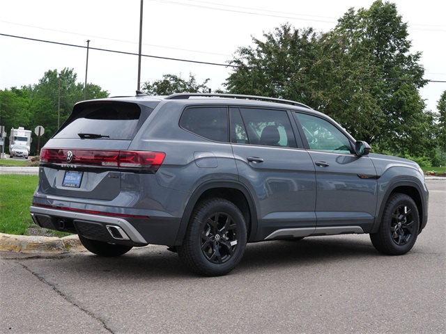 2025 Volkswagen Atlas Peak Edition SE photo 2