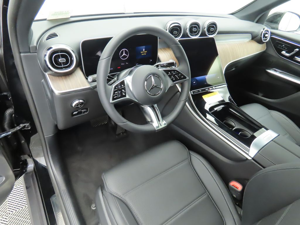 2025 Mercedes Benz GLC 300 photo 8
