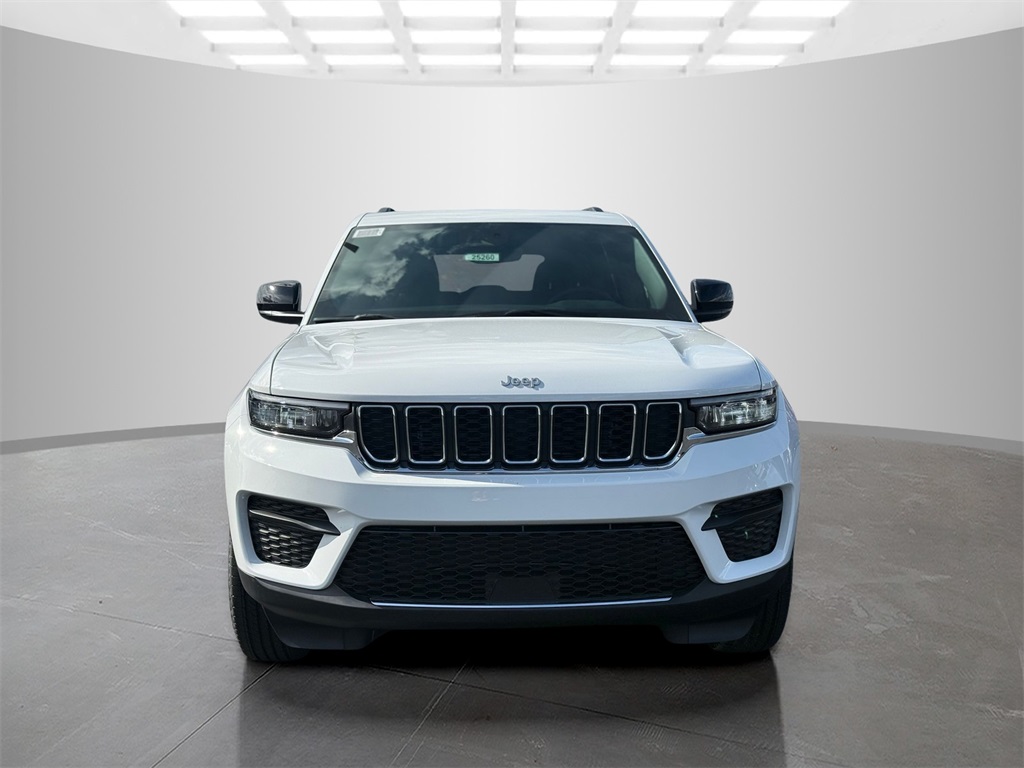 2025 Jeep Grand Cherokee Laredo photo 2
