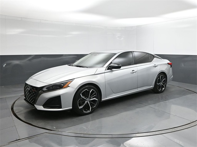 2023 Nissan Altima SR's photo