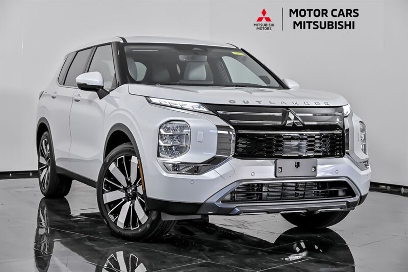 2025 Mitsubishi Outlander SE's photo