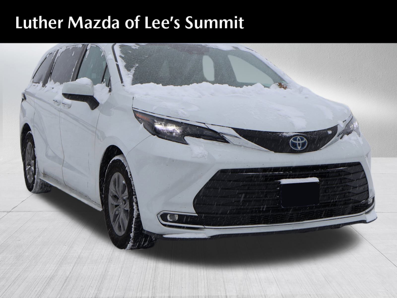 2024 Toyota Sienna XLE's photo